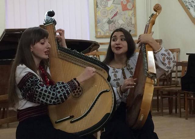 Дует бандуристок у складі Христини Білик та Марії Чубари